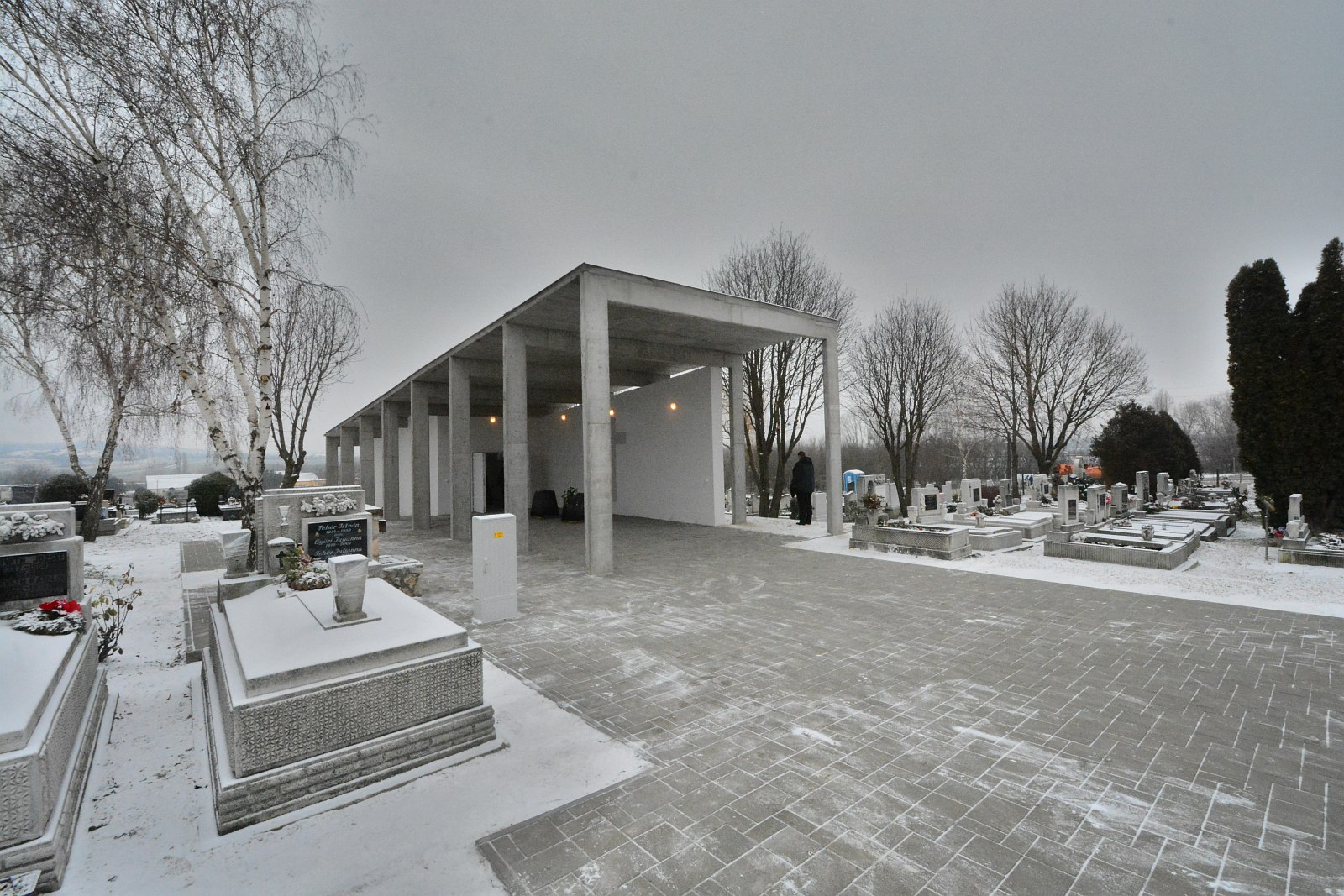 Gábor atya szentelte fel a Kisfaludi temető új ravatalozóját